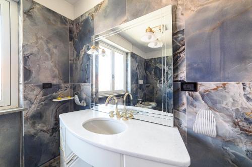 y baño con lavabo y espejo. en Villa Pescara, en Pescara