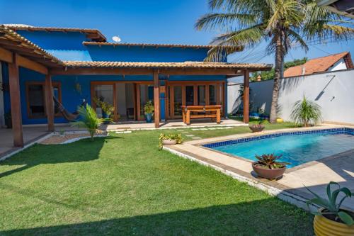 a backyard with a swimming pool and a house at Linda casa com piscina em Interlagos Vila Velha ES in Vila Velha