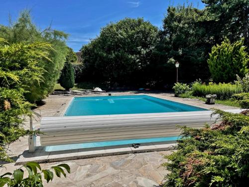 - une piscine dans une cour arborée dans l'établissement Villa Capucine, à Saint-Hilaire-les-Andrésis