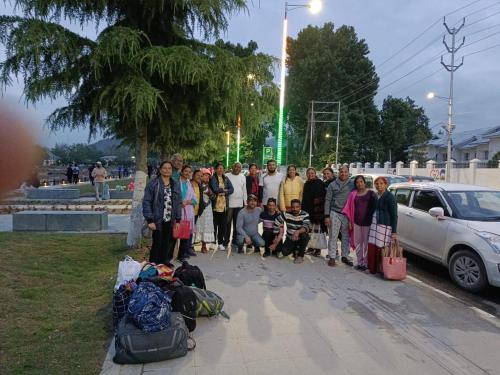 un grupo de personas posando para una foto con su equipaje en The Hotel "Shafeeq" Across jawahar bridge, en Srinagar