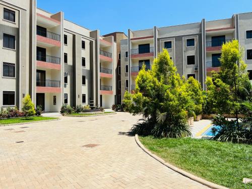 un patio vacío de un edificio de apartamentos en Julie Heights Apartments en Kampala