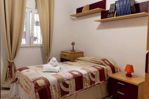 ein Schlafzimmer mit einem Bett mit einem ausgestopften Tier darauf in der Unterkunft El Patio de la Viña by Gades Gestión in Cádiz