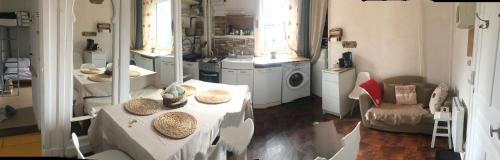 une chambre avec un lave-linge et des chapeaux sur une table dans l'établissement T2 Hyper centre le mont dore face thermes et cure, à Le Mont-Dore