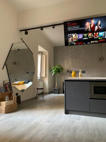 een woonkamer met een tv aan de muur bij AJ Lux Apartments in Catania