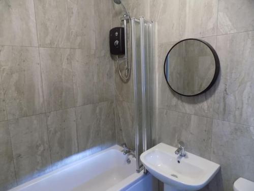 リンカーンにあるModern 3 Bed - Lincoln - Parkingの洗面台、浴槽、鏡のあるバスルーム