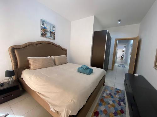 sypialnia z łóżkiem z niebieskim ręcznikiem w obiekcie Sliema 2bed with Backyard w mieście Sliema