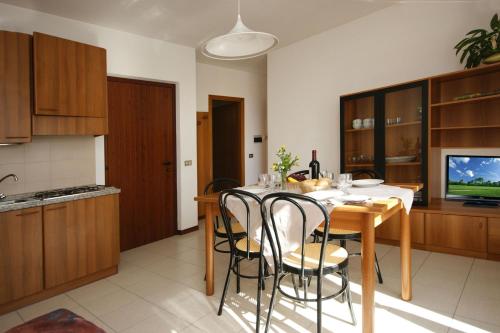 Η κουζίνα ή μικρή κουζίνα στο Hotel Residence La Rotonda