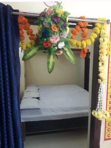 ein Etagenbett mit einem Haufen Blumen drauf. in der Unterkunft Atithi niwas in Ratanpur