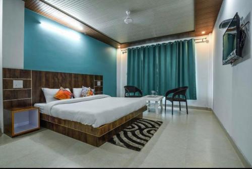 1 dormitorio con 1 cama, mesa y sillas en Taarab View en Shogi