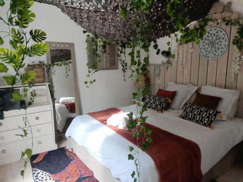 une chambre avec un lit et une commode dans l'établissement LOVE ROOM VAR SIANDAKI, à La Motte