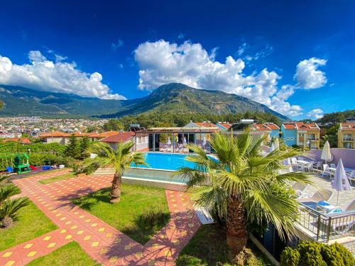 una villa con piscina e montagna di Nokta Belcekız Suit Apart, Fethiye, Ölüdeniz a Fethiye