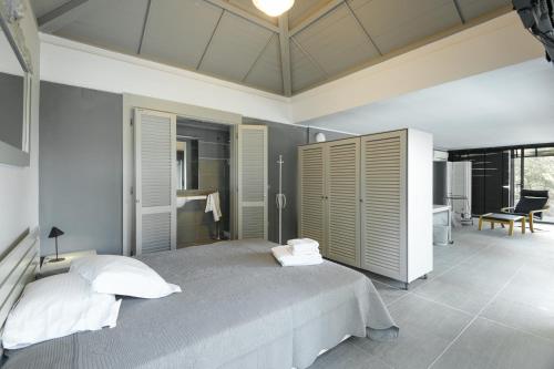 - une chambre avec un grand lit dans l'établissement Recon Luxury Living Paliouri, à Paliouri