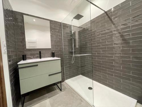 盧恰納的住宿－CLOS ARIA NOVA，一间带水槽和玻璃淋浴的浴室