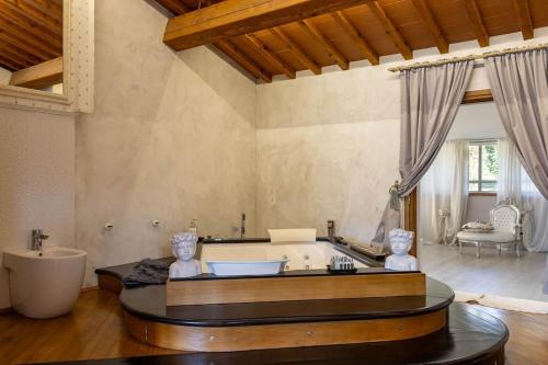 Vannas istaba naktsmītnē [Tuscany] Villa with Pool, Jacuzzi, and Gym