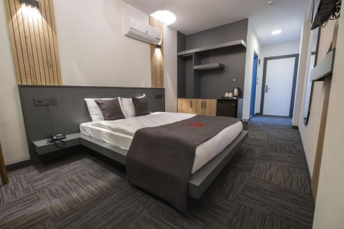 Un dormitorio con una cama grande en una habitación. en DEWY HOTEL, en Izmir