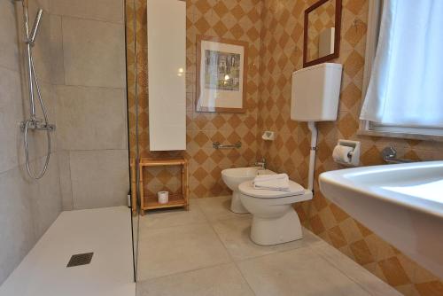 トッリ・デル・ベーナコにあるVilla Retròのバスルーム(トイレ、洗面台、シャワー付)