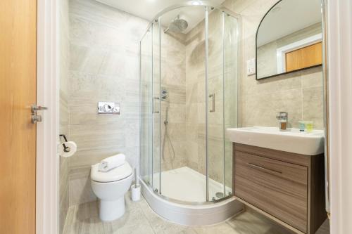 a bathroom with a shower and a toilet and a sink at Leeds City Centre 2 Bed 2 Bath in Leeds