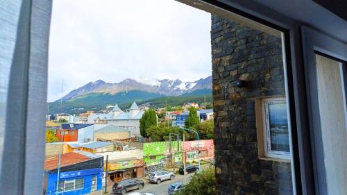 - une vue sur une ville avec des montagnes dans l'établissement NOR 404 - Departamento de categoría con hermosas vistas, à Ushuaia