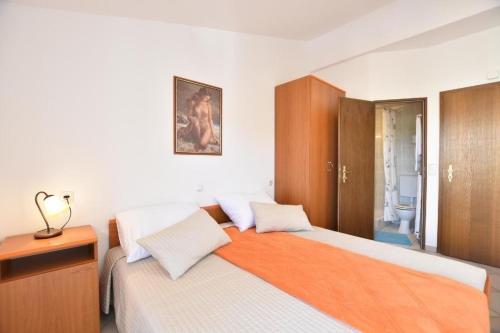 um quarto com 2 camas e um armário de madeira em Wohnung in Pješčana Uvala mit gemeinschaftlichem Pool und Grill em Pula