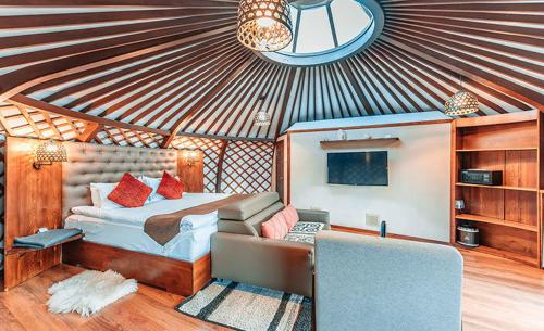 sypialnia z łóżkiem i kanapą w pokoju w obiekcie Red Rock Resort w Ułan Bator