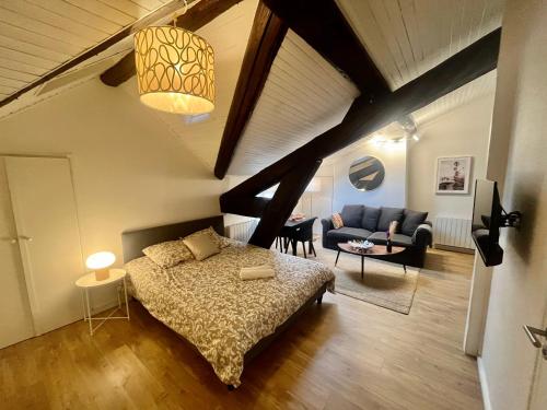 1 dormitorio con 1 cama y sala de estar en Suite Polka, en Lyon