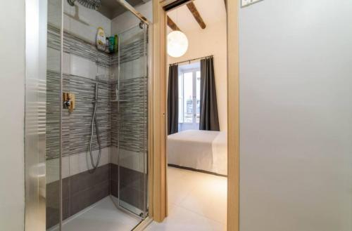 La salle de bains est pourvue d'une douche avec une porte en verre. dans l'établissement luxury and comfort in historic Salerno, à Salerne