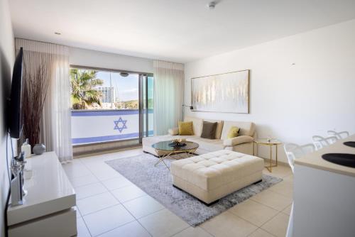 sala de estar con sofá y mesa en Marina Waterfront Haven by Sea N' Rent, en Herzelia 