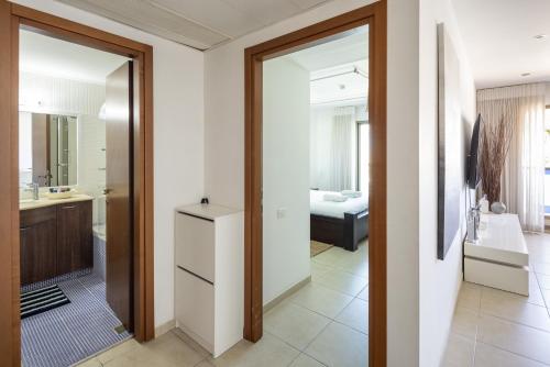 Habitación con baño con lavabo y aseo. en Marina Waterfront Haven by Sea N' Rent, en Herzelia 