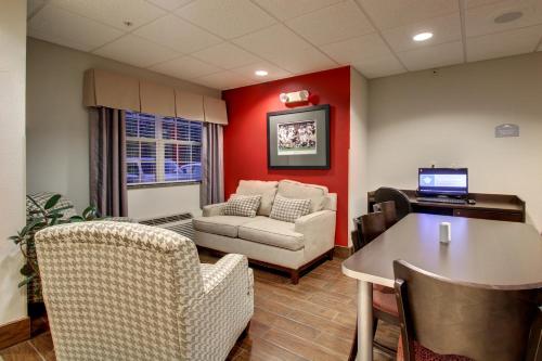 
a living room filled with furniture and a coffee table at Microtel Inn & Suites by Wyndham Tuscaloosa in Tuscaloosa
