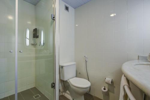 uma casa de banho com um WC, um chuveiro e um lavatório. em Rio hotel by Bourbon Indaiatuba Viracopos em Indaiatuba