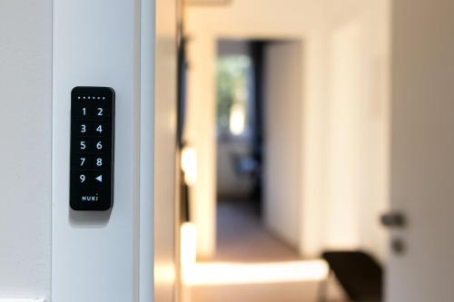 a door with a remote control in a room at Stilvolle 3-Zimmer Apartments I home2share in Lengerich
