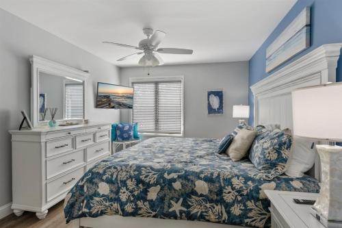 um quarto com uma cama e uma cómoda em 116 Austin Ave em Wildwood