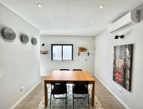 a dining room with a wooden table and chairs at Campus 121 - Rooms in Faro