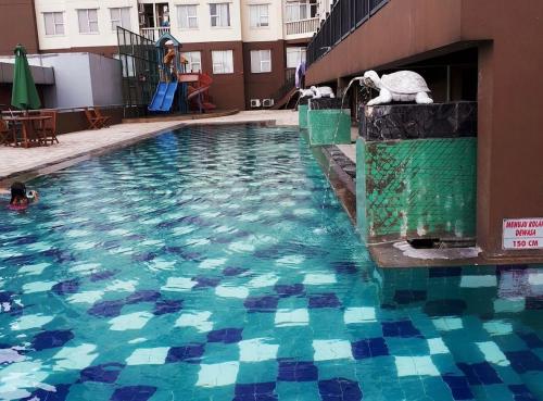 ein Pool mit einem Seepferdchen an der Seite eines Gebäudes in der Unterkunft casablanca 1 in Jakarta