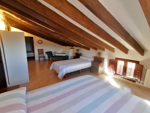 1 dormitorio grande con 2 camas y mesa en Finca Guillermo Murcia, en Cañada del Trigo