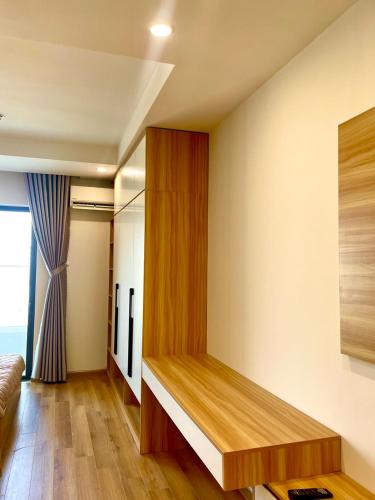 una habitación con un banco en la esquina de una habitación en Charlotte Boutique - Căn hộ cao cấp cách biển chỉ 3p đi bộ, en Phú An
