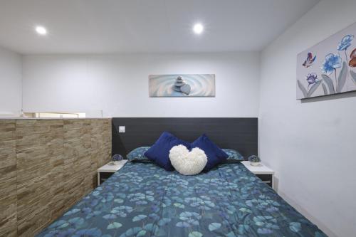 um quarto com uma cama com uma almofada de coração em Half moon Piccadilly em Londres