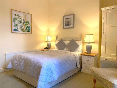 a bedroom with a bed and two lamps on tables at Baggot Court Townhouse in Dublin