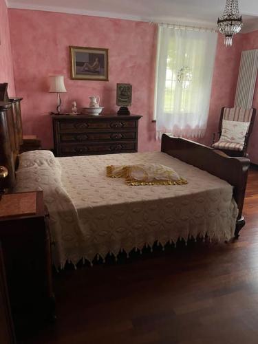 a bedroom with a bed with a dresser and a window at La Cassina: accogliente appartamento in campagna in Spilamberto