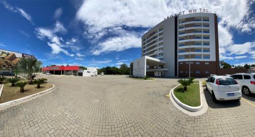 ein Parkplatz vor einem Hotel in der Unterkunft Legacy Hotel Guaratinguetá - Ao lado de Aparecida -SP in Guaratinguetá