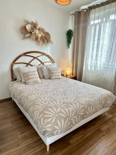 a bed in a bedroom with a large window at Appartement T2 proche de la gare Bourg en Bresse in Bourg-en-Bresse