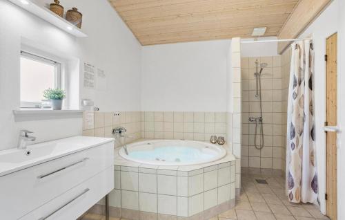 La salle de bains est pourvue d'une baignoire, d'un lavabo et d'une douche. dans l'établissement Pet Friendly Home In Faaborg With Kitchen, à Fåborg