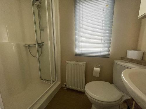 uma casa de banho com um WC, um chuveiro e um lavatório. em Modern 6 Berth Caravan With Free Wifi Nearby Pakefield Beach Ref 68028cr em Lowestoft