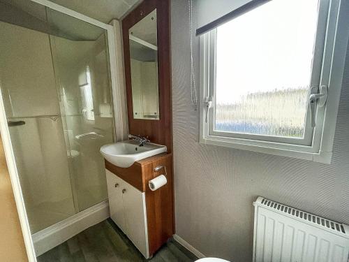 uma casa de banho com um lavatório e um chuveiro em Wonderful 8 Berth Caravan At Valley Farm Nearby Clacton-on-sea Ref 46396v em Great Clacton