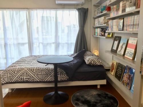 Hanabatachōにある005.Library roomのベッドルーム1室(窓の前にテーブルとベッド付)