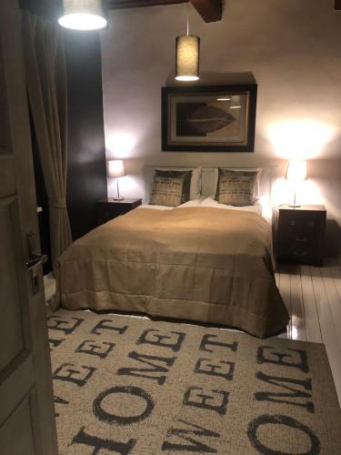 een slaapkamer met een bed met 2 lampen en een tapijt bij Ontika Guesthouse in Ontika Asundus