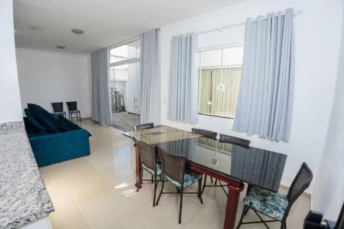 a dining room with a glass table and chairs at Casa aconchegante e confortável para 20 pessoas em São Lourenço in São Lourenço