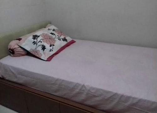 almohada sobre la cama en casablanca 2, en Yakarta