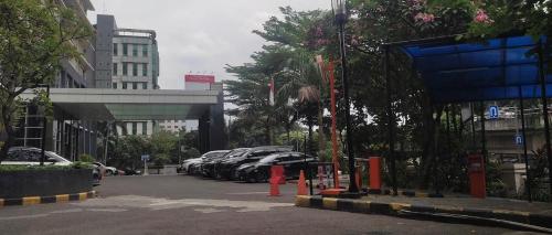 una fila de autos estacionados en un estacionamiento en casablanca 2, en Yakarta