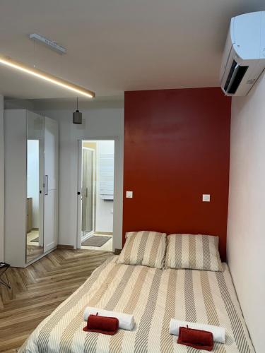 une chambre avec un grand lit avec deux oreillers dessus dans l'établissement Studio à louer sur l application a i r b n b - Le Petit Fer à Cheval Centre-Ville, à Toulouse